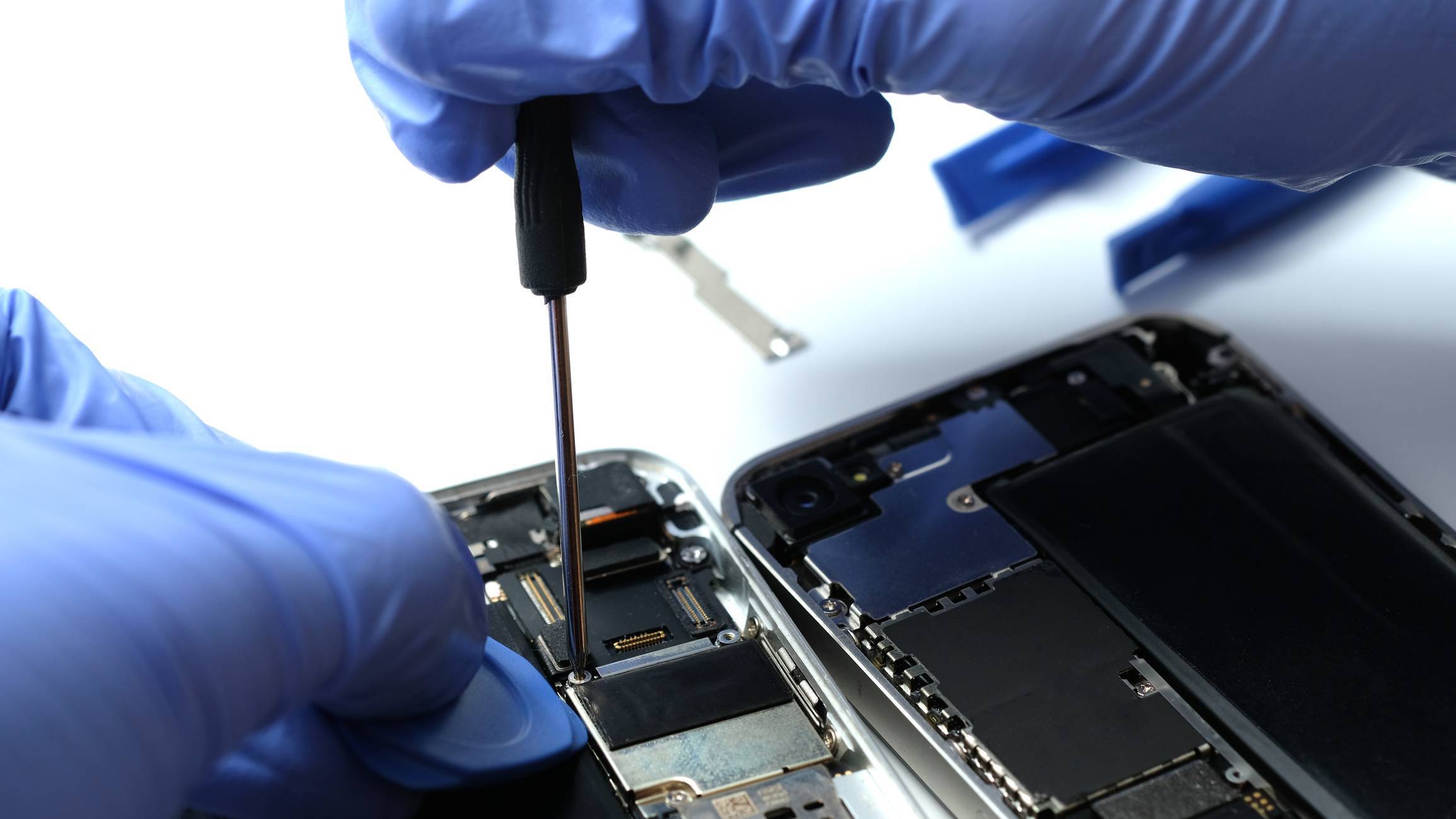 Smartphone en cours de réparation